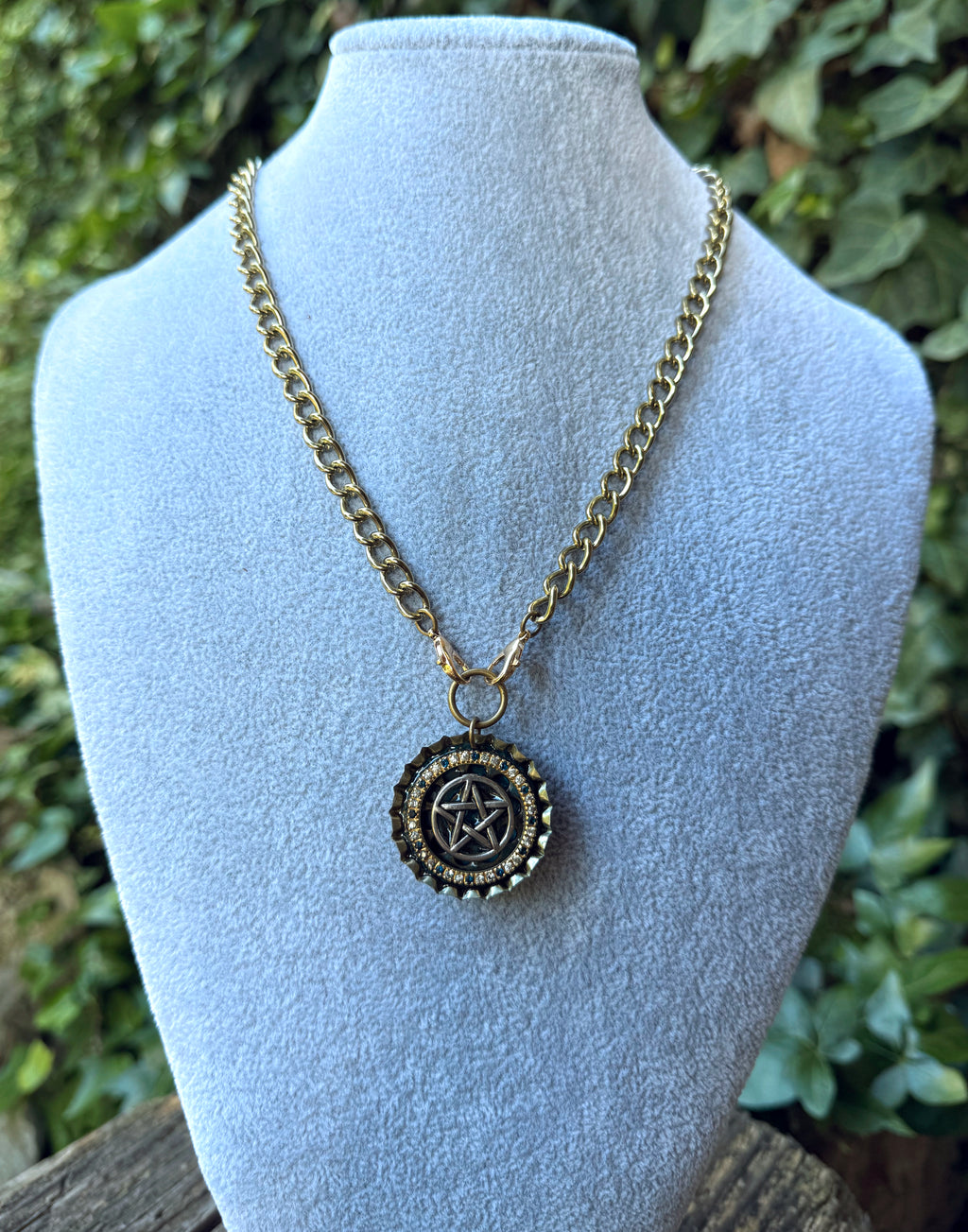 Gender-Neutral Chain Necklace with Pentagram Pendant