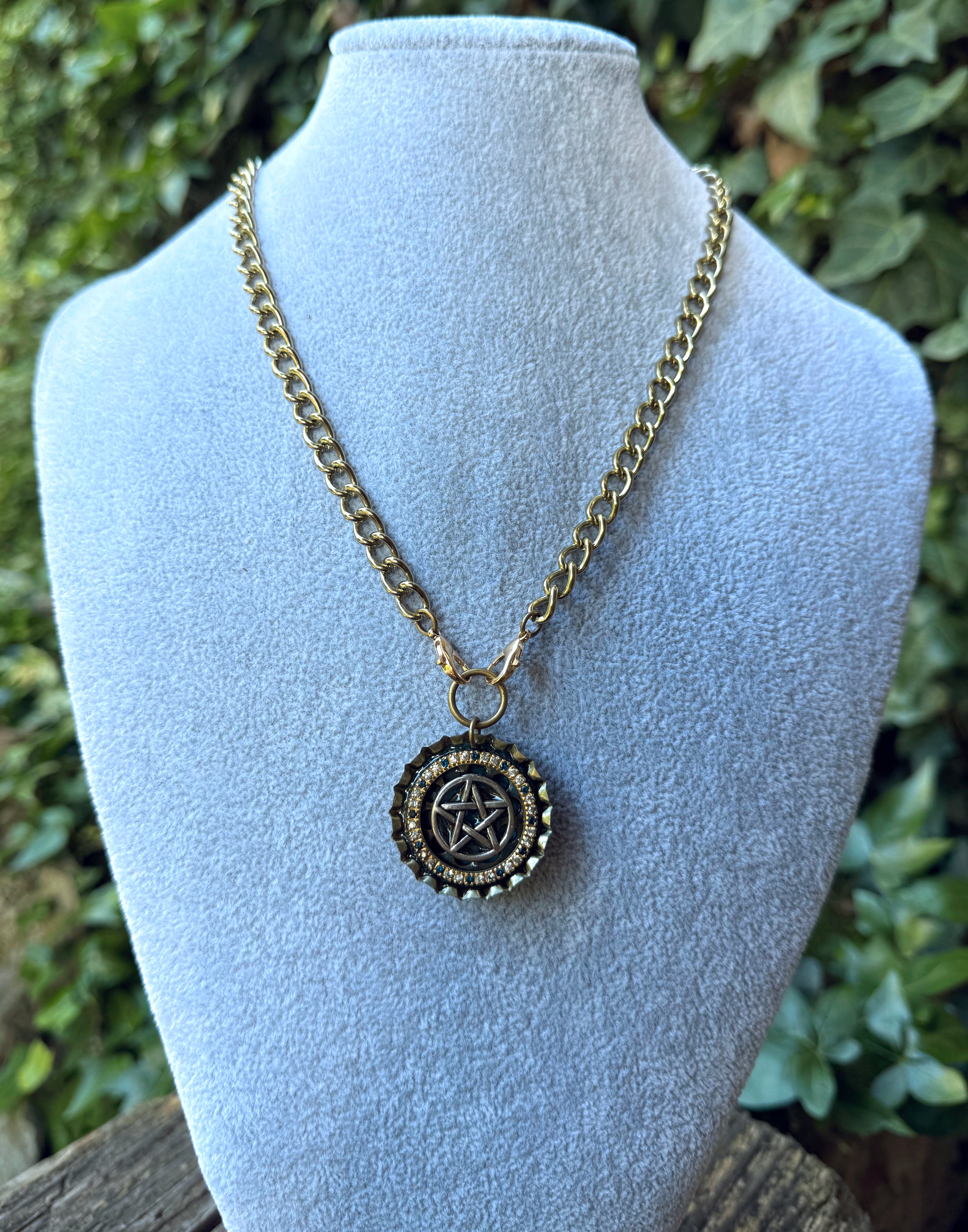 Gender-Neutral Chain Necklace with Pentagram Pendant