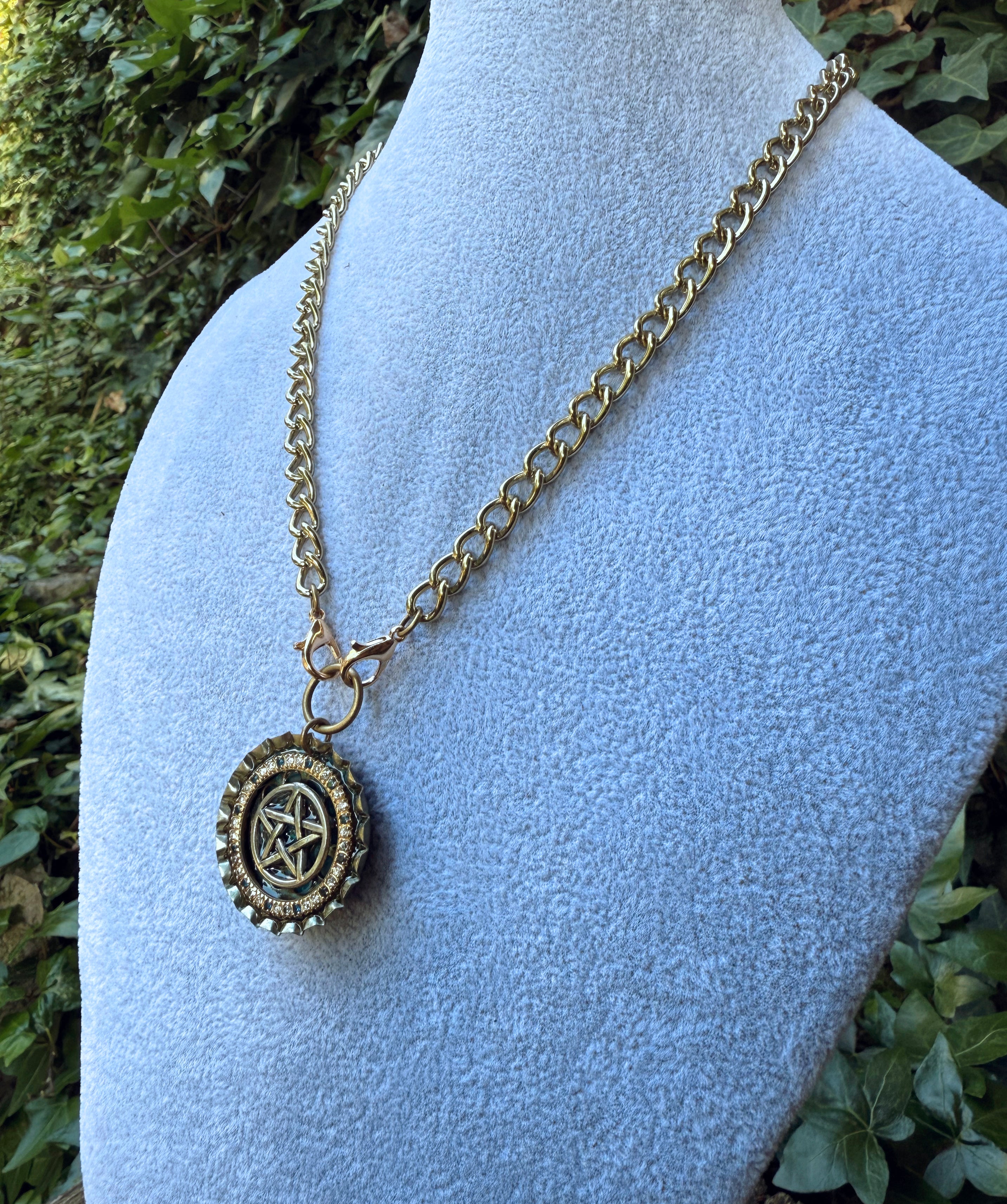 Gender-Neutral Chain Necklace with Pentagram Pendant