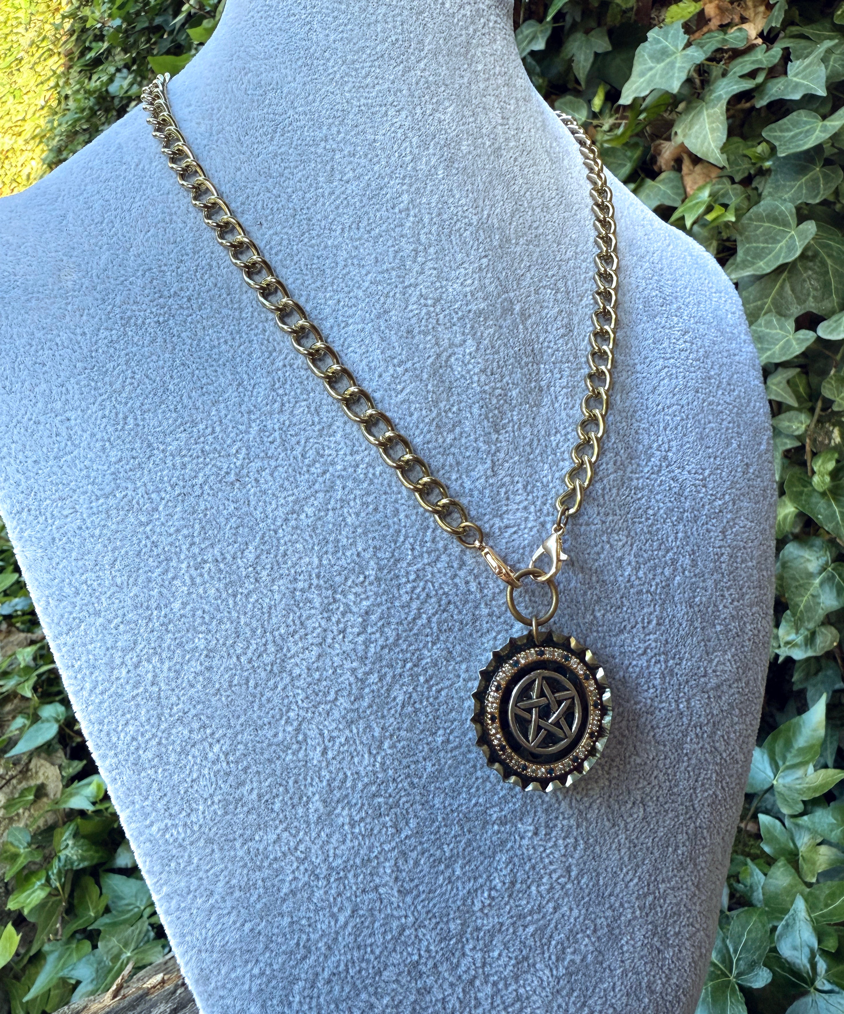 Gender-Neutral Chain Necklace with Pentagram Pendant