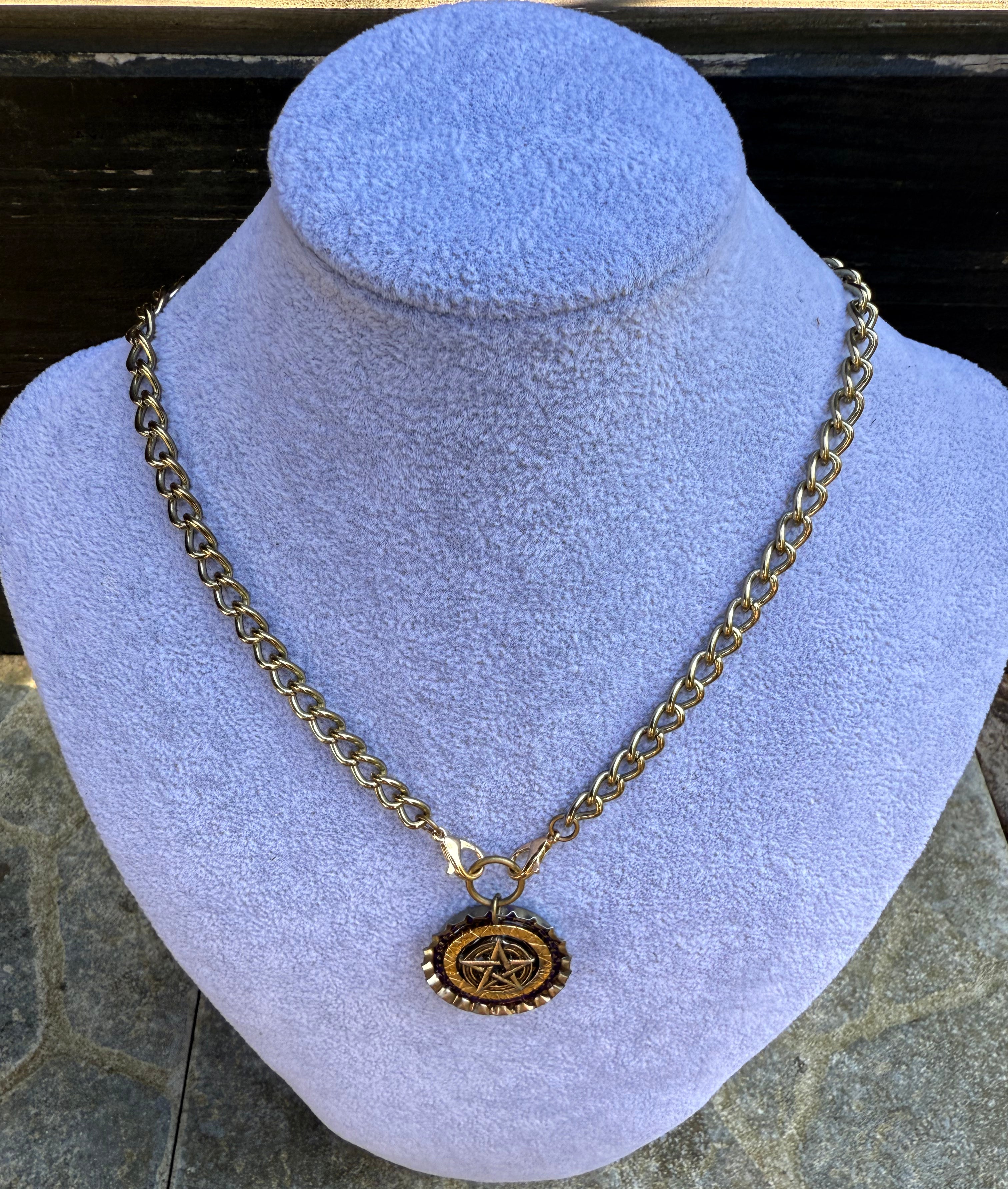 Gender-Neutral Chain Necklace with Pentagram Pendant