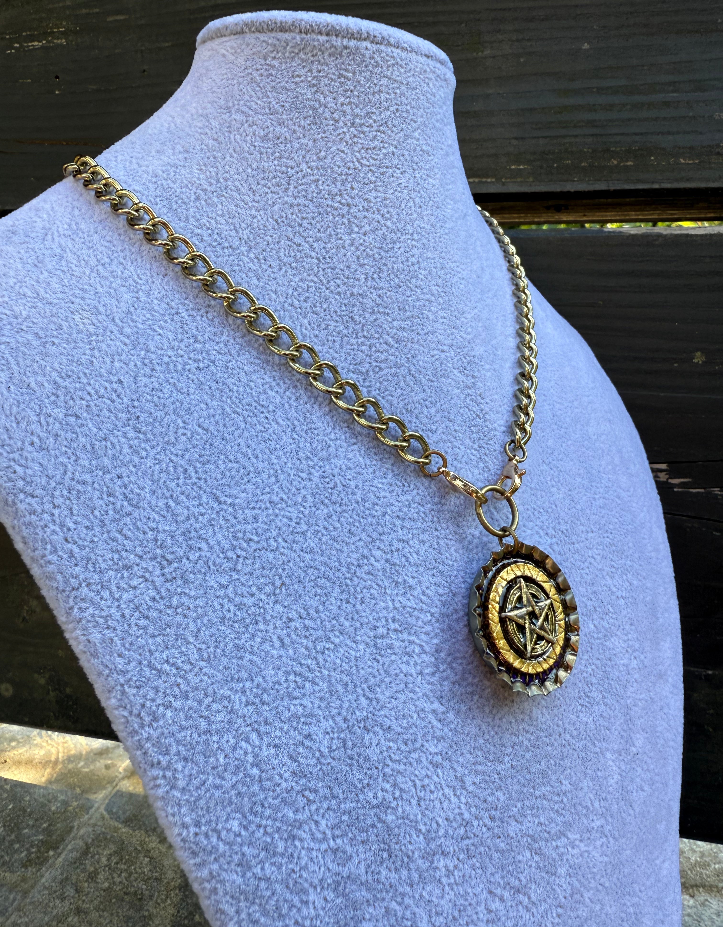 Gender-Neutral Chain Necklace with Pentagram Pendant