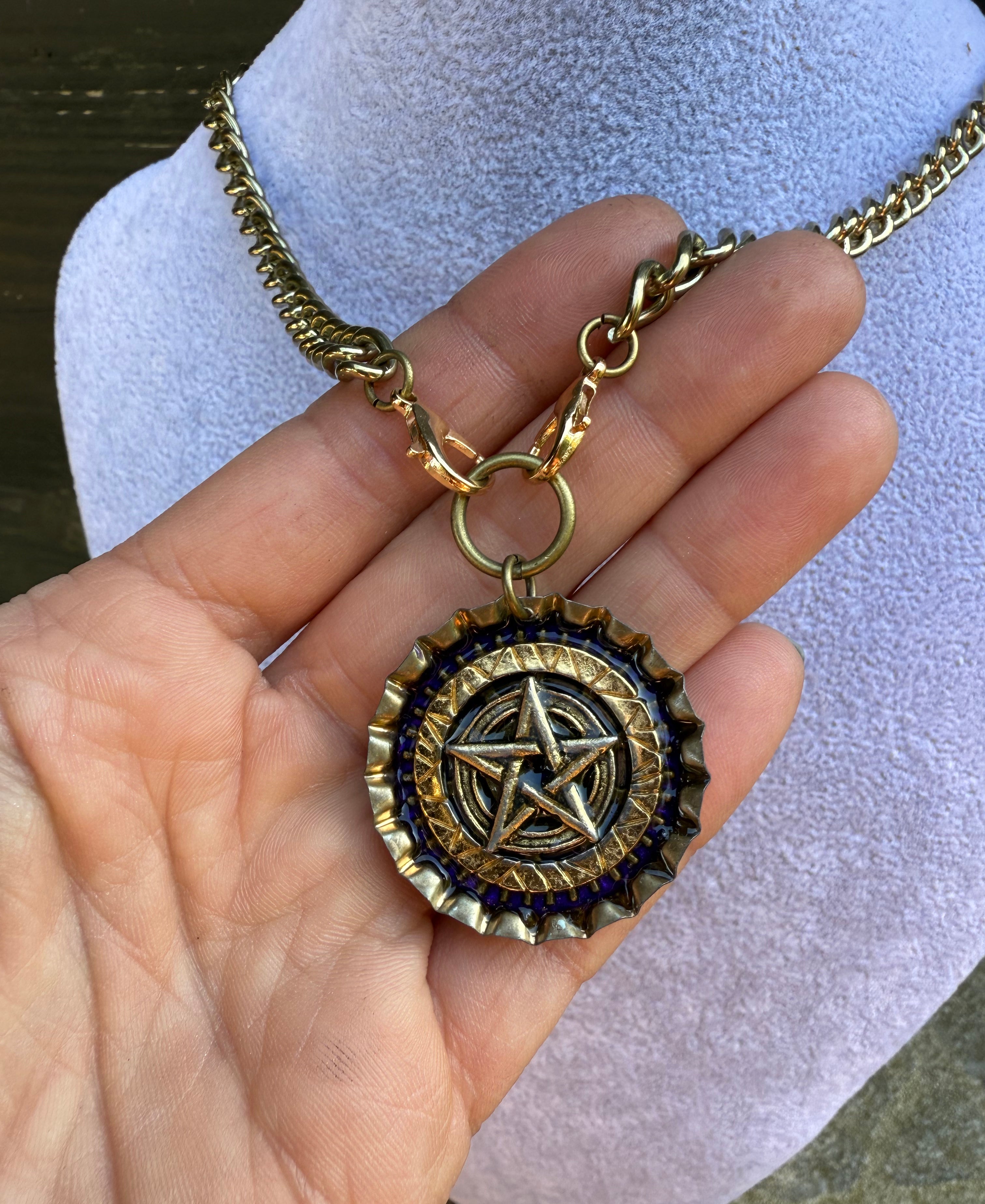 Gender-Neutral Chain Necklace with Pentagram Pendant