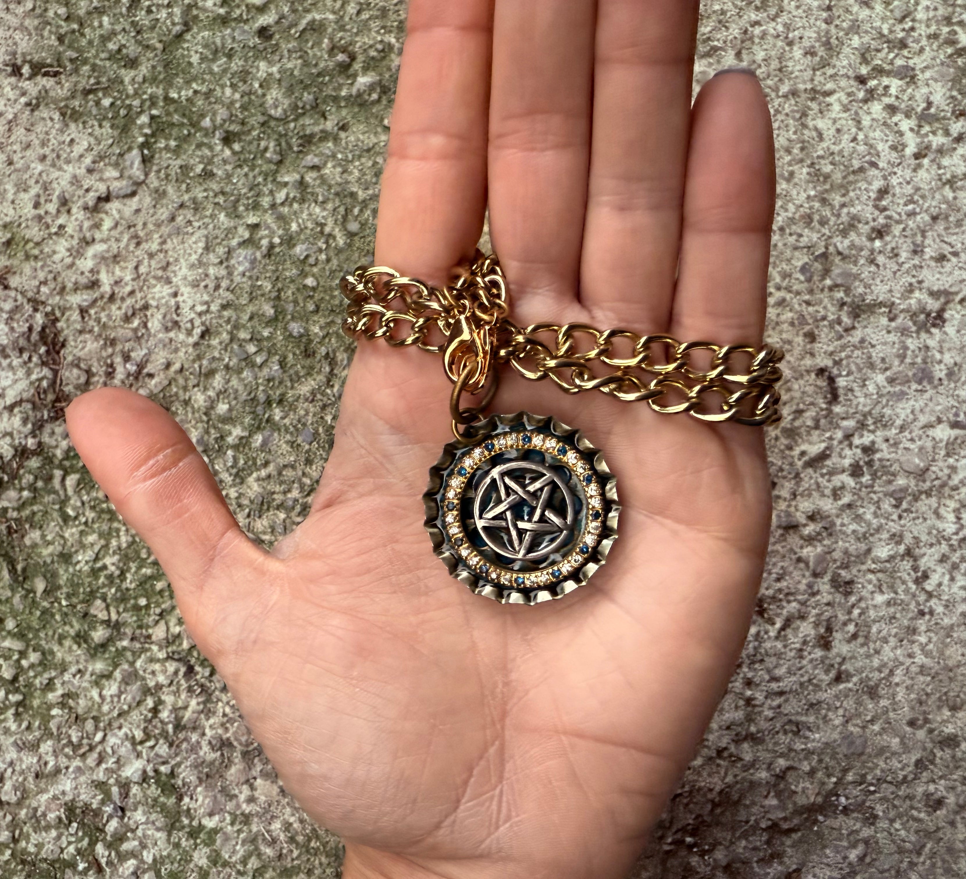Gender-Neutral Chain Necklace with Pentagram Pendant